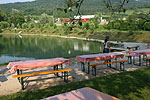 Tavoli per far merenda vicino al lago